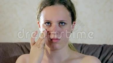 十几岁的女孩把保湿面膜贴在脸上。